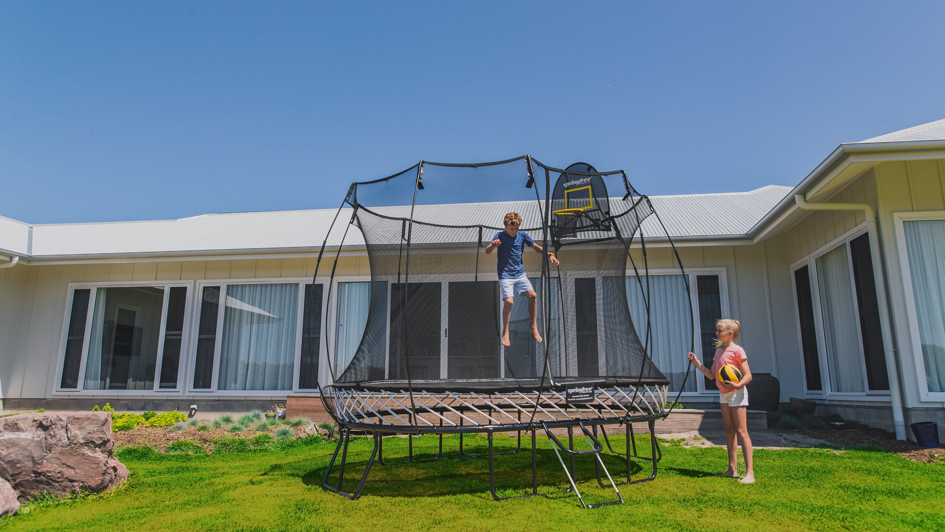 Trampoline Moyen Ovale O77